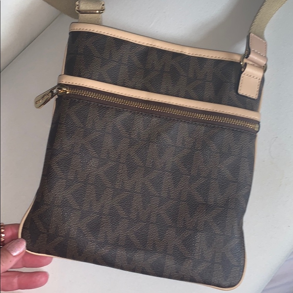 🔥Micheal Kors Crossbody Bag 🔥! Cute .......